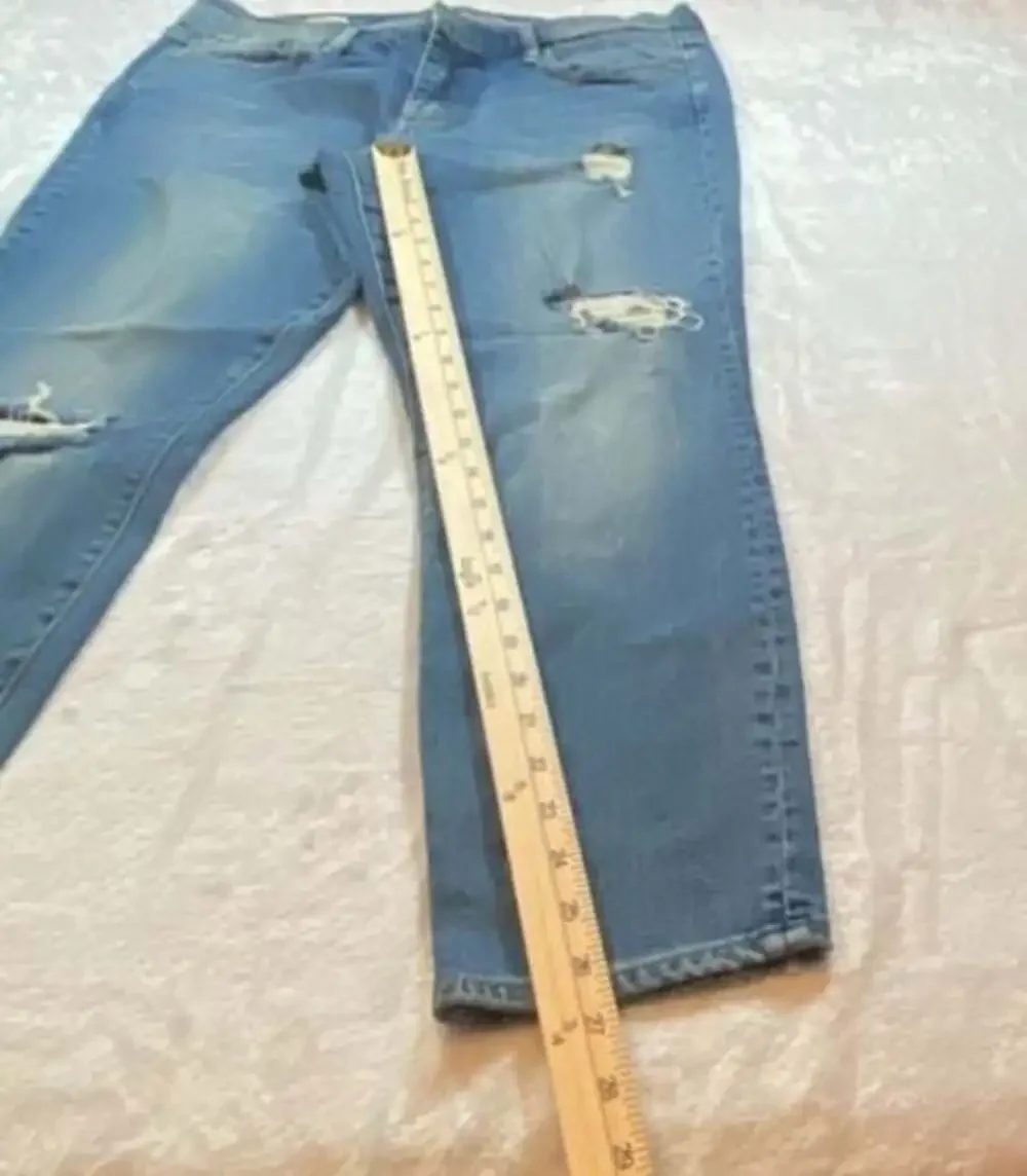 Gap 1969 Authentic True Skinny Distressed Jeans Women  Size 31s